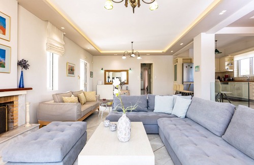 Houdetsi Villa | Experience Ultimate Fun with Pool, Sports & Ocean Views
