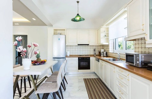 Houdetsi Villa | Experience Ultimate Fun with Pool, Sports & Ocean Views