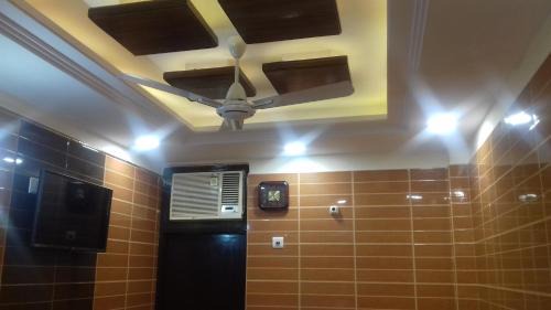 Lajpat Nagar Apartment | Comfortable Stay in Lajpat Nagar with Full Kitchen Access
