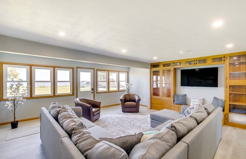 Winneconne House | Spacious 2-Bedroom House for Families with Kitchen Access