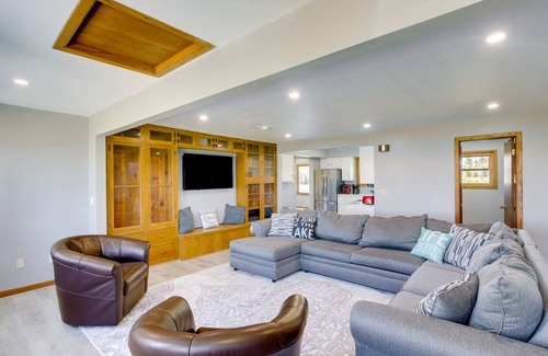 Winneconne House | Spacious 2-Bedroom House for Families with Kitchen Access