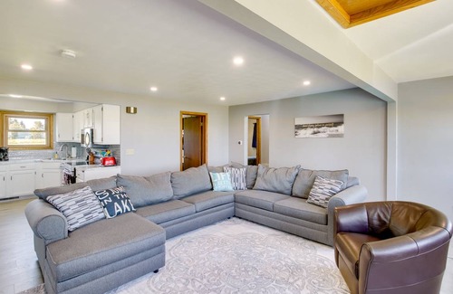 Winneconne House | Spacious 2-Bedroom House for Families with Kitchen Access