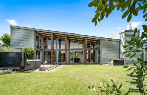 Tawharanui House | Family-Friendly 923 Takatu Holiday Home with Pool Access