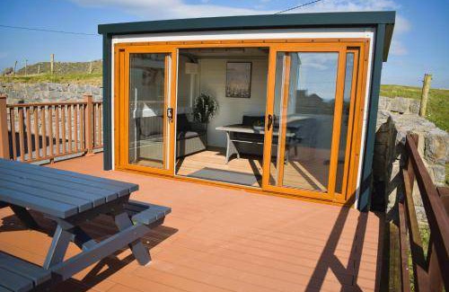 Doolin Apartment | Spacious 3-Bedroom Apartment with Fireplace for 6 Guests