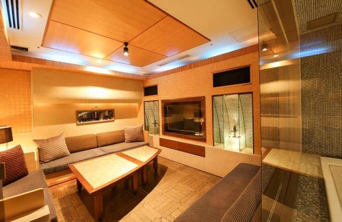 Sumida Hotel | Elegant 5-Star Hotel with Restaurant and Breakfast for Two
