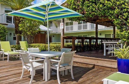 Ocean Ridge House | Spacious 2-Bedroom Motel for 6 Guests with Pool Access