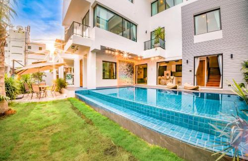 Khlong Tan Nuea Villa | Discover 944summer villa in Central Bangkok with Pool & View