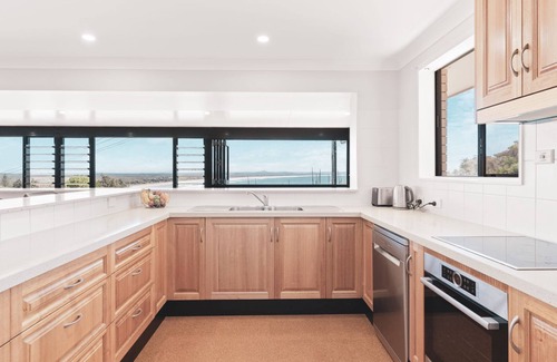 Evans Head House | Mesmerizing Pacific Ocean Views with Poolside Relaxation