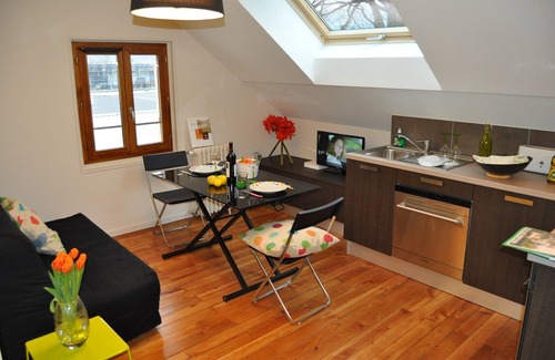 Aix-les-Bains Apartment | Beau T1: Exceptional Stay with Pool and Lake View Awaits