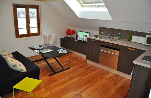 Aix-les-Bains Apartment | Beau T1: Exceptional Stay with Pool and Lake View Awaits
