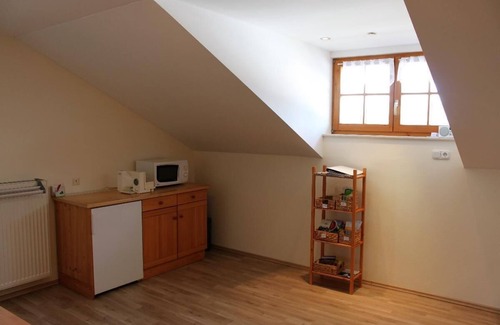 St. Oswald Apartment | Spacious 95qm Getaway with Balcony, Kitchen & Breakfast