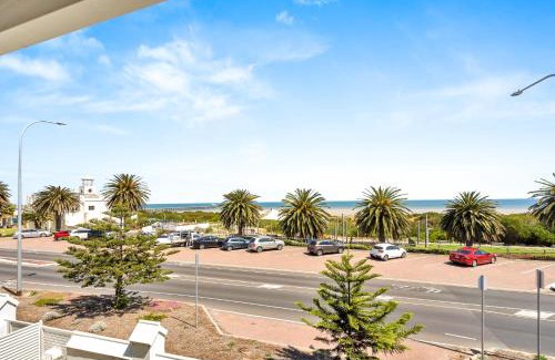 Semaphore House | Convenient Family Retreat at 96C Esplanade, Semaphore