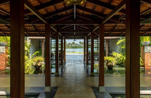 Kumbalam Villa | Idyllic 4-Bedroom Backwater Villa at Panangad