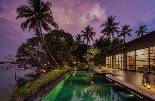 Kumbalam Villa | Idyllic 4-Bedroom Backwater Villa at Panangad