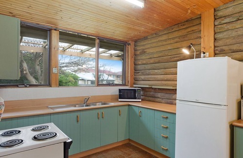 Dalmeny House | Inviting 98 Ocean Parade - Rustic Log Cabin with Ocean View