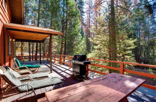 North Wawona Ski Chalet | Kid-Friendly Getaway at 9B Deer Hollow - Rated 8.9/10