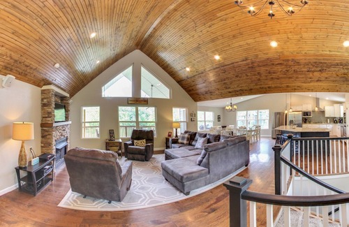 La Follette House | Lakefront Retreat: Private Dock, Pool & Spa Awaits You!