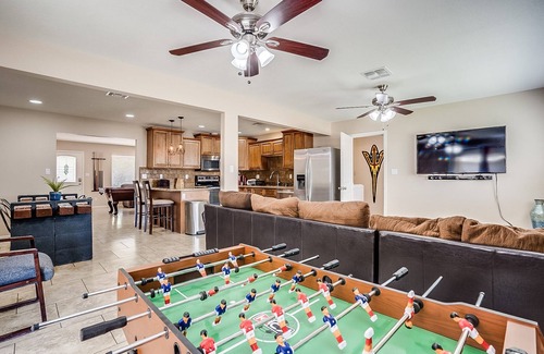 Cox Heights House | Spring Training Getaway at 9Beds with Pool & Golf Access
