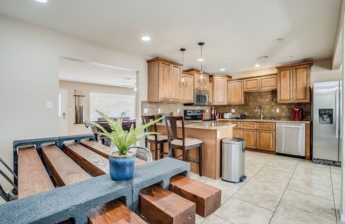Cox Heights House | Spring Training Getaway at 9Beds with Pool & Golf Access