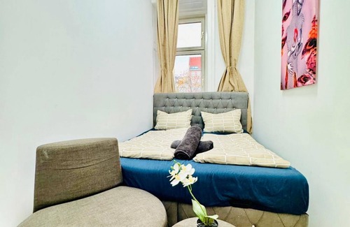 Brigittenau Apartment | 9BR Apartment for 18P, 12-Min Walk to Augarten