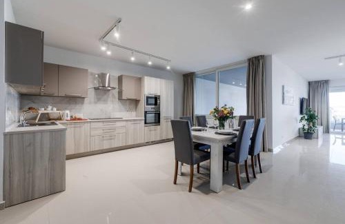 Għadira Apartment | Seafront Bliss: 4-Star Stay with Ocean Views & Family-Friendly