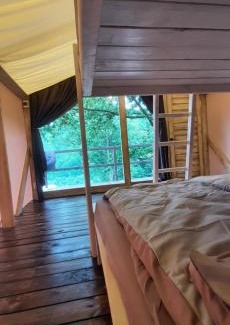 Vyzhenka House | Experience AЖ у НЕБІ: Family-Friendly with Pool Access