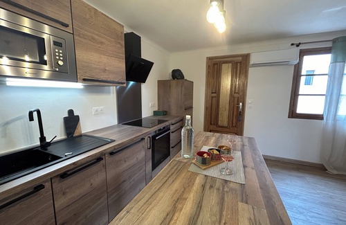 Monacia-d'Aullene Apartment | Cozy Apartment Near Beaches with Hot Tub & Breakfast Included
