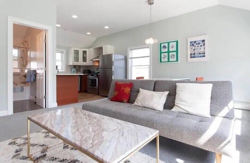 White Plains House | Prime 1BR Near White Plains Train Station with Breakfast
