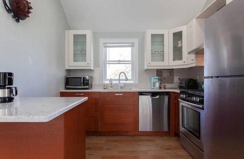White Plains House | Prime 1BR Near White Plains Train Station with Breakfast
