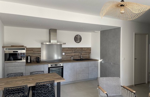 La Croix-Valmer Apartment | Oceanfront Apartment Steps from the Beach with Pool Access