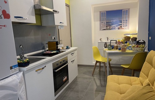 San Ferdinando Apartment | Convenient Stay Just 200m from Plebiscito with Spa Access