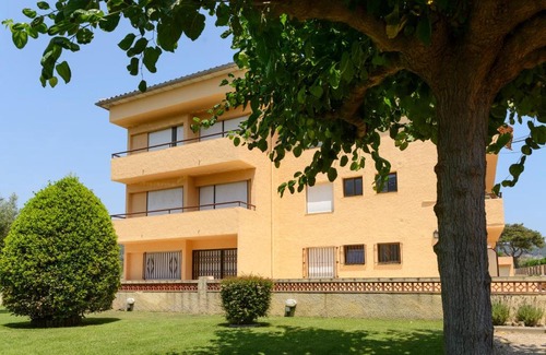 Els Griells Apartment | Convenient Stay: Steps from the Beach and City Center