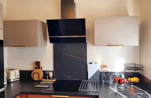 Cœur de Ville Apartment | Tranquil Retreat: Modern Apartment Near Thermal Spas