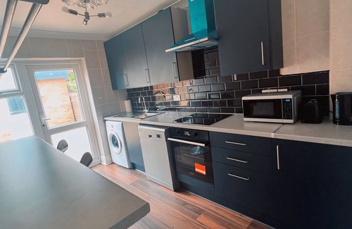 Borehamwood House | Comfortable 4-Bed Family Retreat with Hot Tub Near London