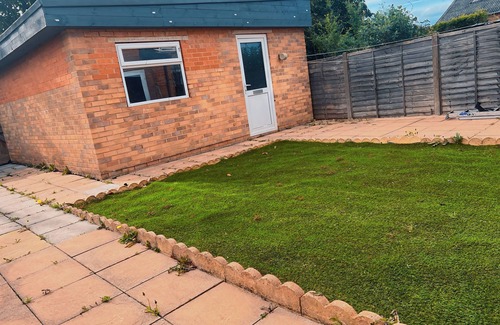 Borehamwood House | Comfortable 4-Bed Family Retreat with Hot Tub Near London