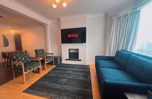 Borehamwood House | Comfortable 4-Bed Family Retreat with Hot Tub Near London