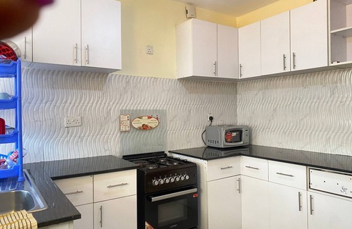 Isinya House | Family-Friendly 4-Bedroom Bungalow with Breakfast Included