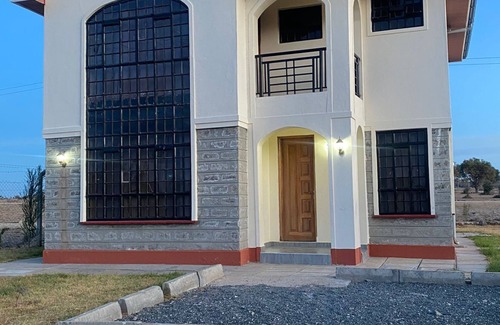 Isinya House | Family-Friendly 4-Bedroom Bungalow with Breakfast Included