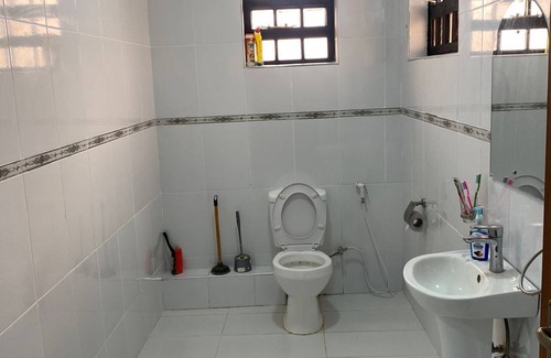 Isinya House | Family-Friendly 4-Bedroom Bungalow with Breakfast Included