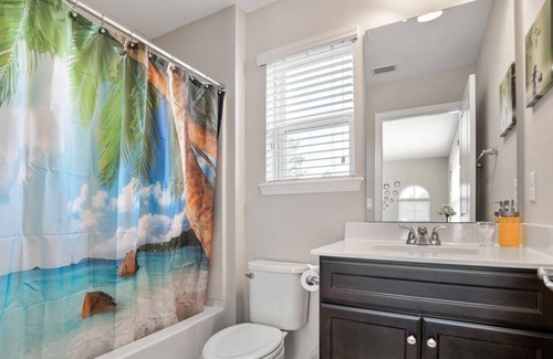 Northside House | A 5-bedroom Luxury Home@ water-view backyard