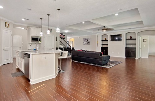 Northside House | A 5-bedroom Luxury Home@ water-view backyard