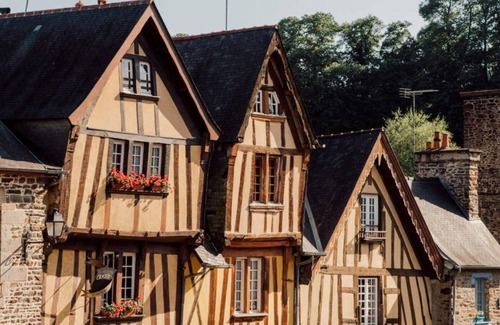 Montaubert - Rille - Saint-Sulpice Apartment | Steps from Château de Fougères! Ideal Apartment Retreat