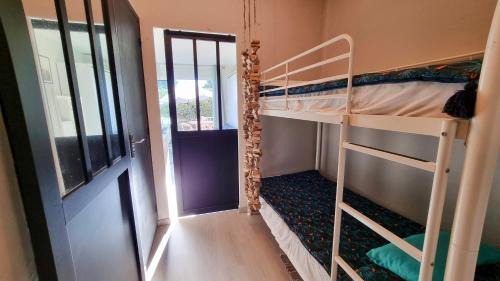 Giens Apartment | Seaside Retreat in Giens - Oceanfront Family Getaway