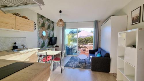 Giens Apartment | Seaside Retreat in Giens - Oceanfront Family Getaway
