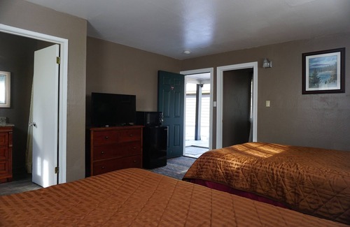 South Lake Tahoe Hotel | Comfortable A&A Lake Tahoe Inn with Breakfast & Kitchen
