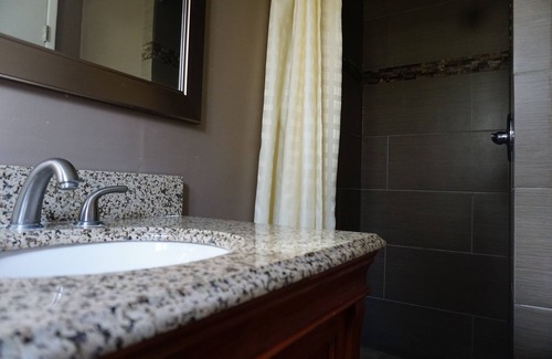 South Lake Tahoe Hotel | Comfortable A&A Lake Tahoe Inn with Breakfast & Kitchen