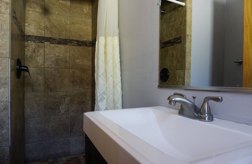 South Lake Tahoe Hotel | Comfortable A&A Lake Tahoe Inn with Breakfast & Kitchen
