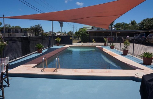 Proserpine Hotel | Ideal Getaway at A & A Motel with Pool and Breakfast