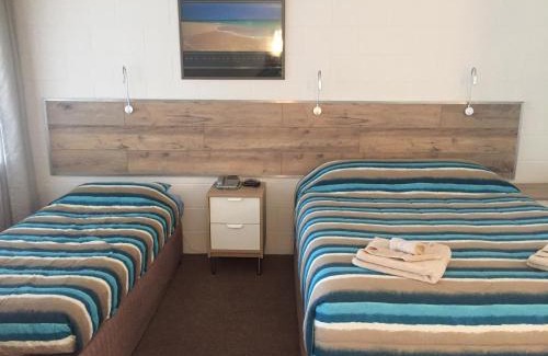 Proserpine Hotel | Ideal Getaway at A & A Motel with Pool and Breakfast