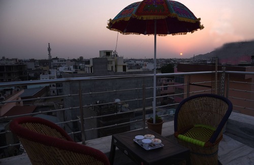 Amer Fort Road House | Family-Friendly Apartment with Spa and Kitchen in Jaipur